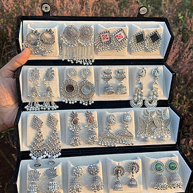 16 PC BLACK & CREAM OXIDISED JHUMKA BOX SET